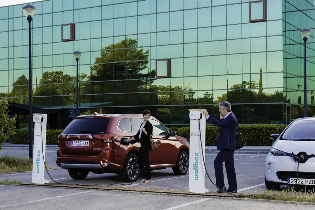 Koszty ładowania elektryka w domu a korzyści podatkowe – co warto wiedzieć? 3 Stacja ładowania Commander 2