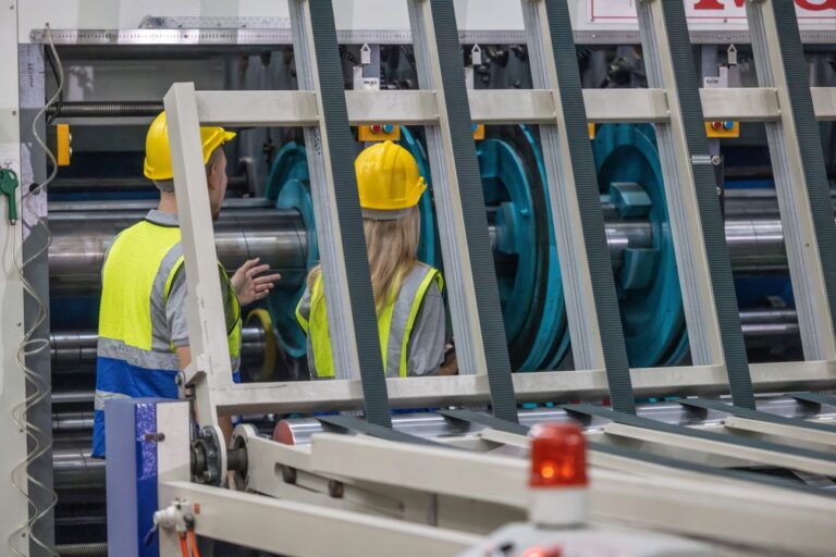 Jak rozliczać nadgodziny pracowników spowodowane awarią maszyn produkcyjnych?